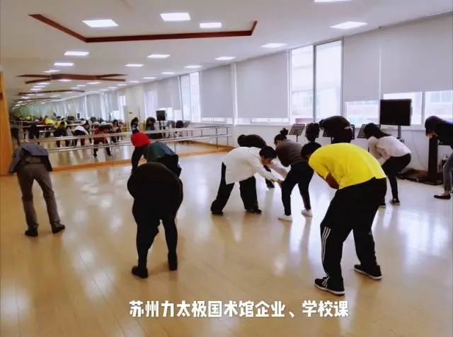 學(xué)員動作不規(guī)范，老師去指導(dǎo)