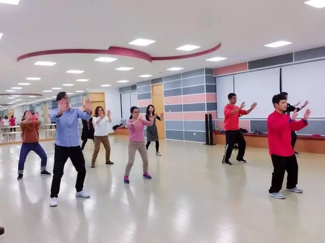 金雞湖學校聘請力太極國術(shù)館擔任太極拳教學指導單位